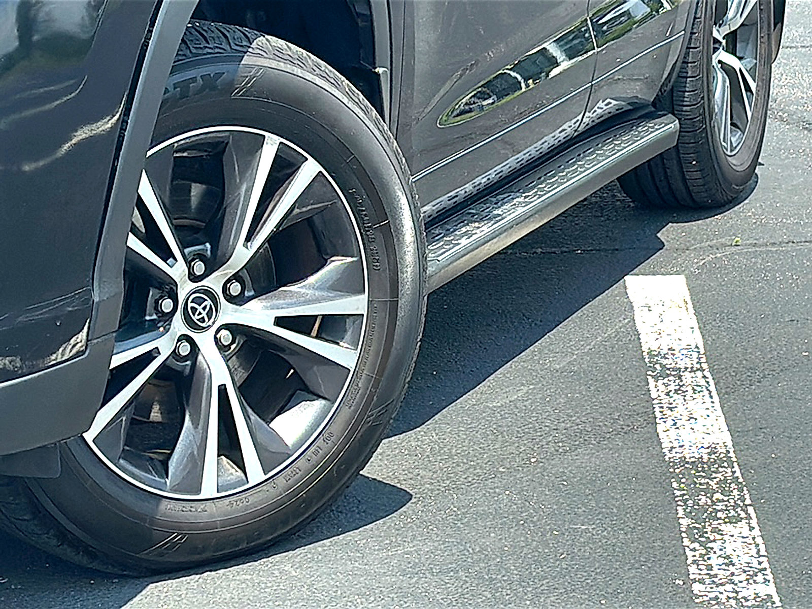 Used 2018 Toyota Highlander Plus FWD image 3