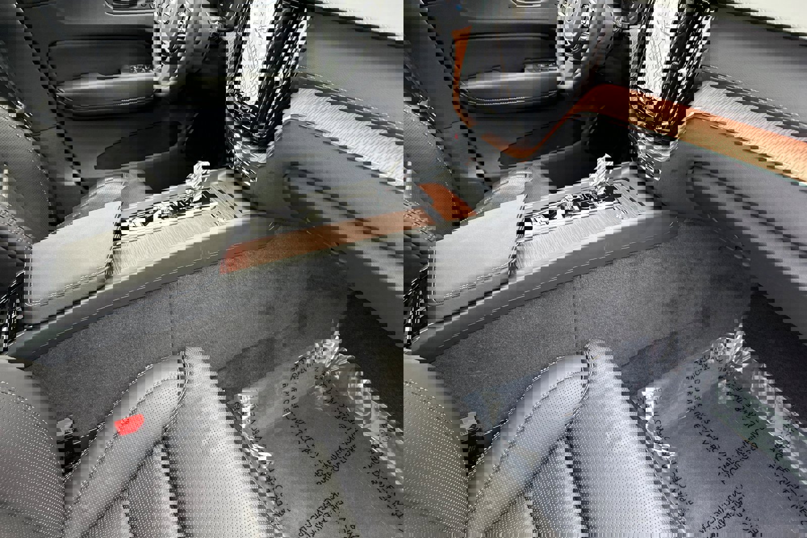 Certified 2024 Volvo XC60 B5 Ultimate w/ Protection Package Premier image 19