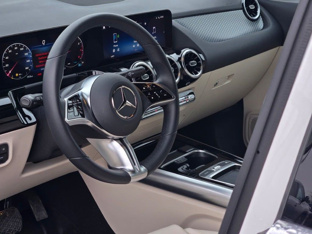 Used 2025 Mercedes-Benz GLA 250 4MATIC image 4
