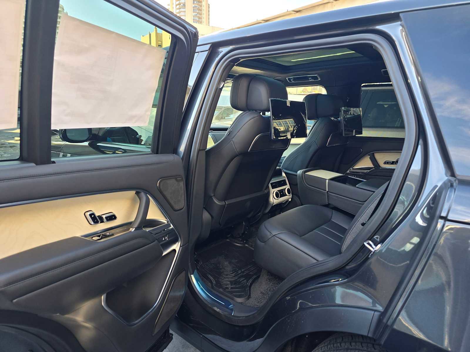 New 2025 Land Rover Range Rover SV image 19