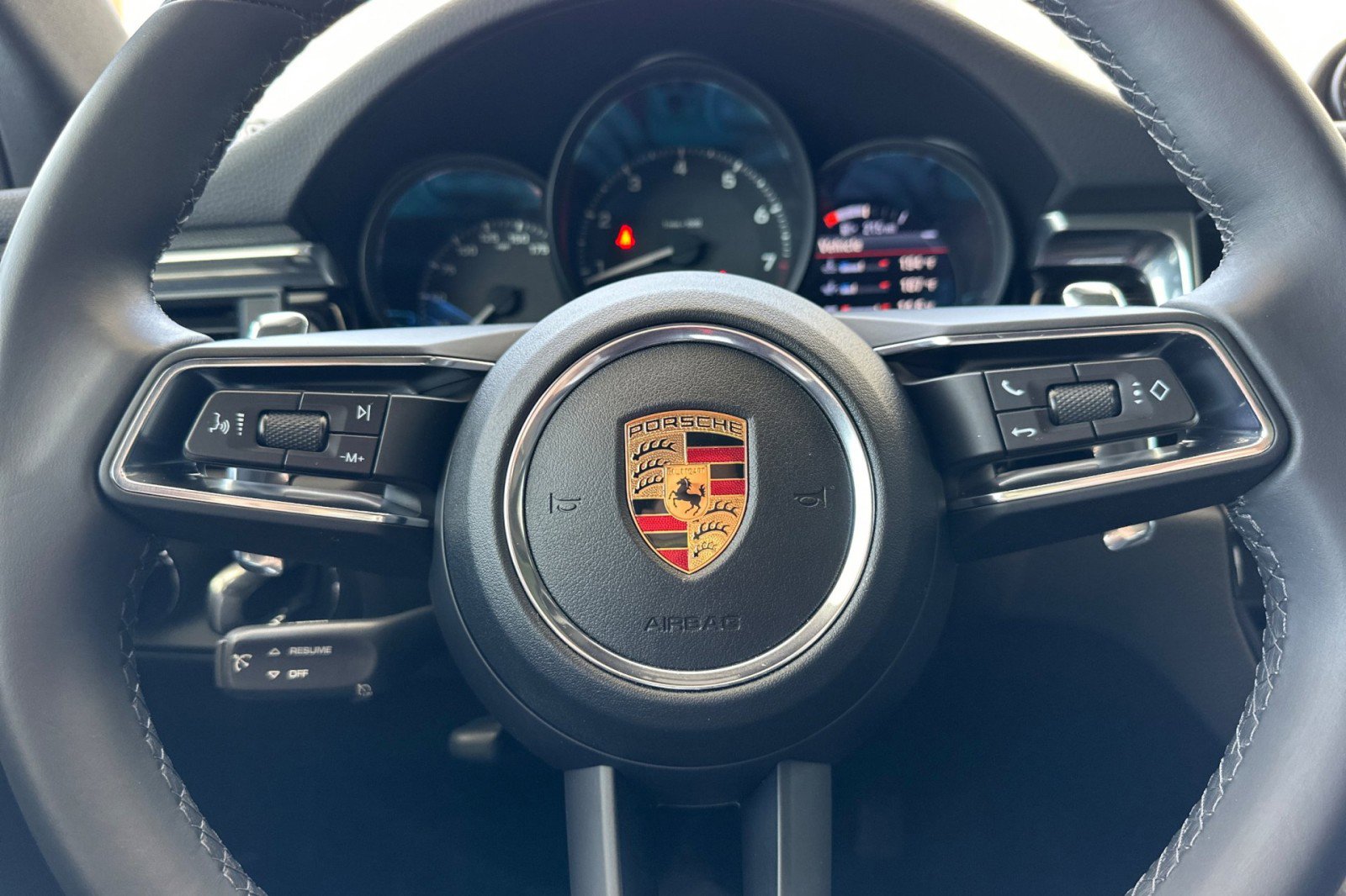 Certified 2022 Porsche Macan AWD/4WD image 24