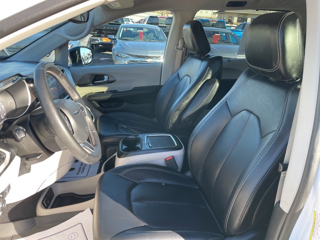 Used 2024 Chrysler Pacifica Touring-L image 3