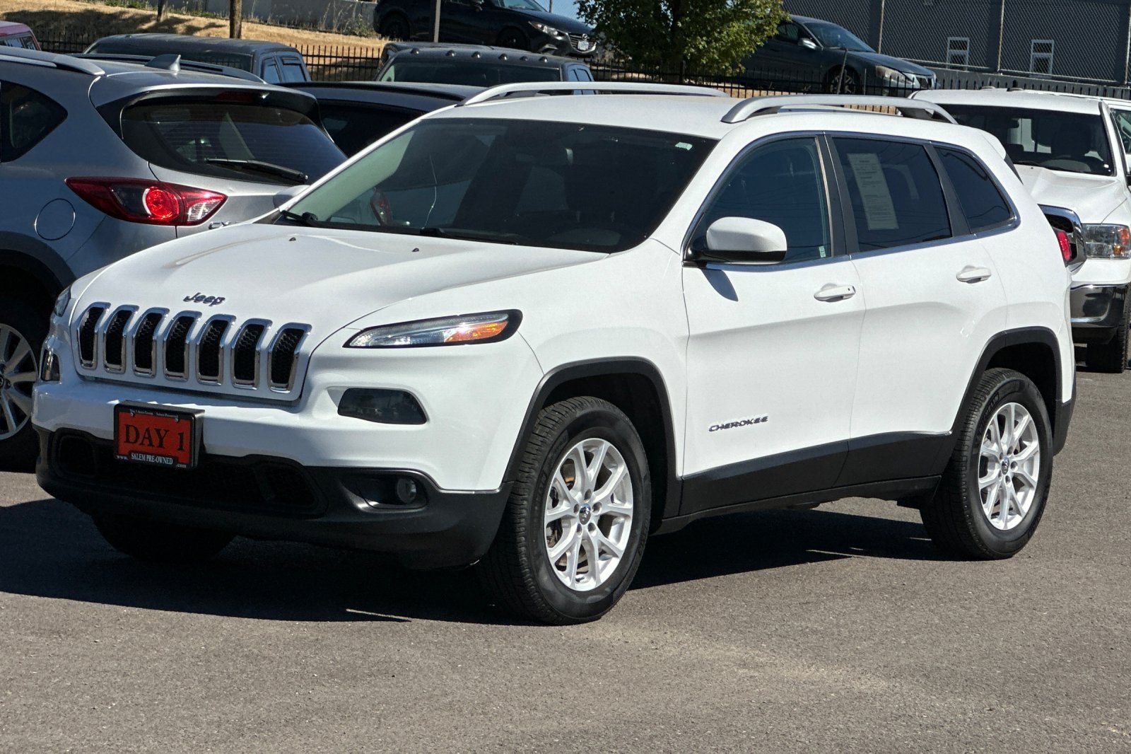 Used 2018 Jeep Cherokee Latitude Plus AWD/4WD image 9
