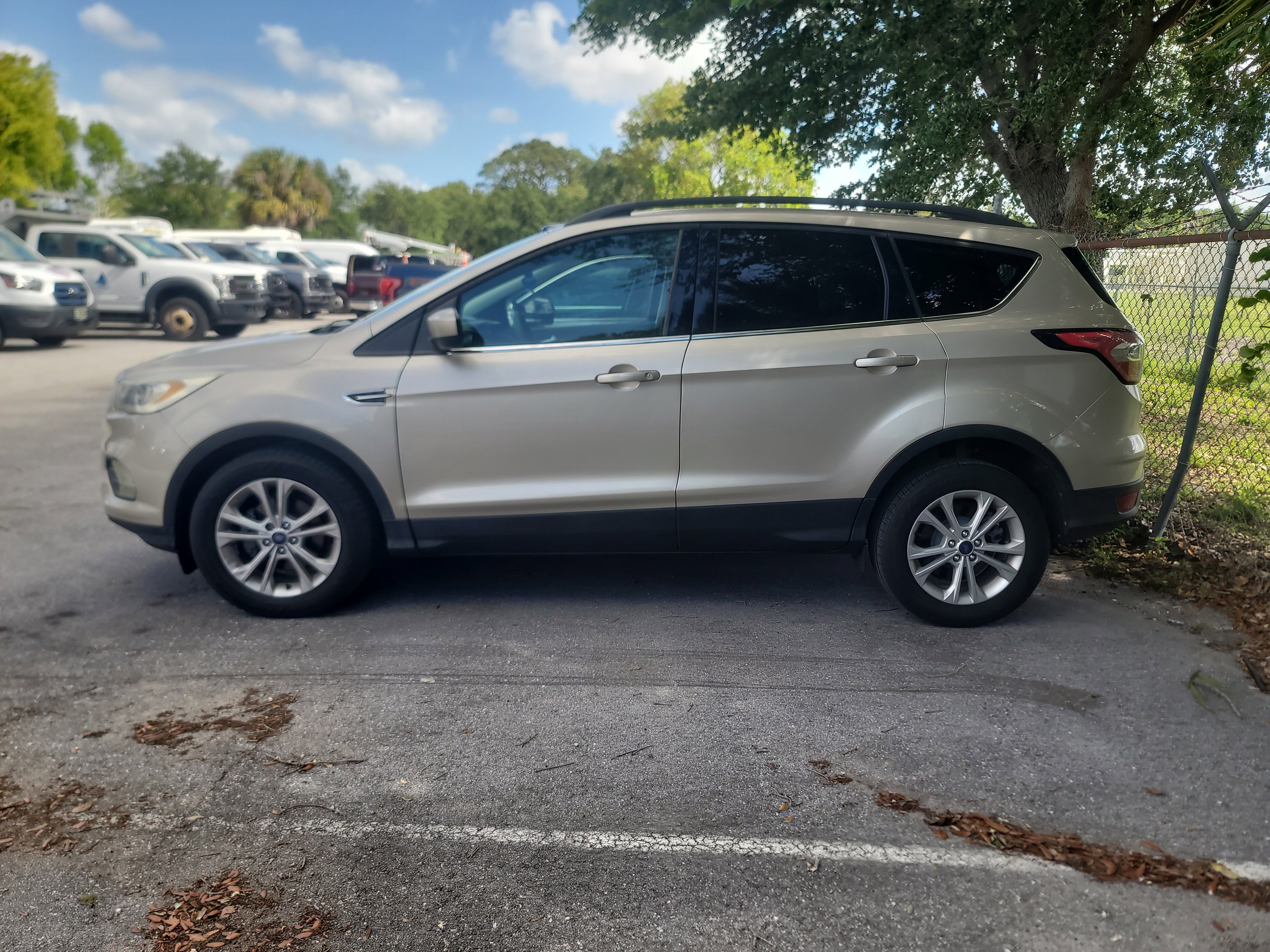 Used 2017 Ford Escape SE w/ Equipment Group 201A image 2