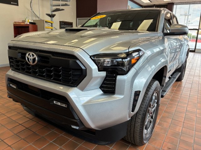 Used 2024 Toyota Tacoma TRD Sport AWD/4WD image 8