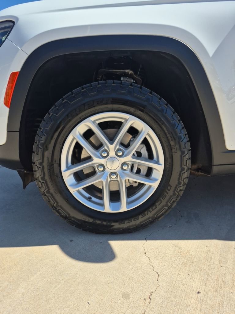 Used 2023 Jeep Grand Cherokee Laredo X image 9