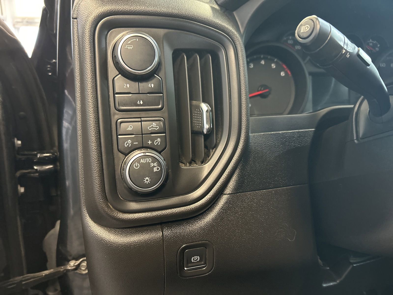 Used 2024 Chevrolet Silverado 2500 Custom w/ Custom Value Package image 17