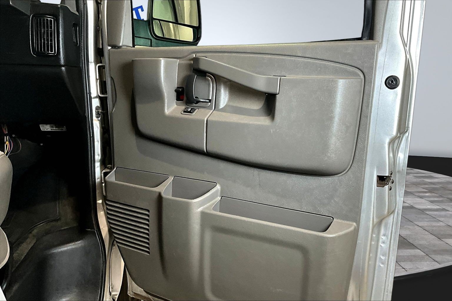 Used 2018 Chevrolet Express 3500 LT w/ LT Preferred Equipment Group RWD image 27