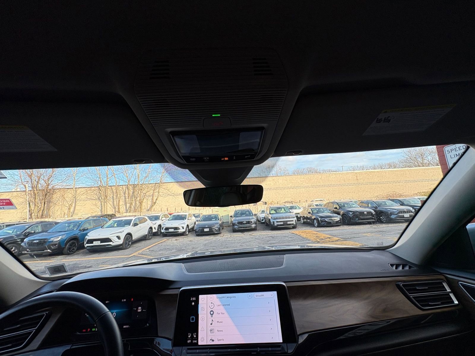 Used 2025 Volkswagen Atlas SE image 29