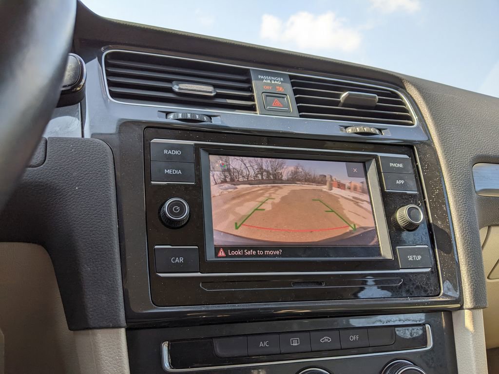 Used 2018 Volkswagen Golf S image 17