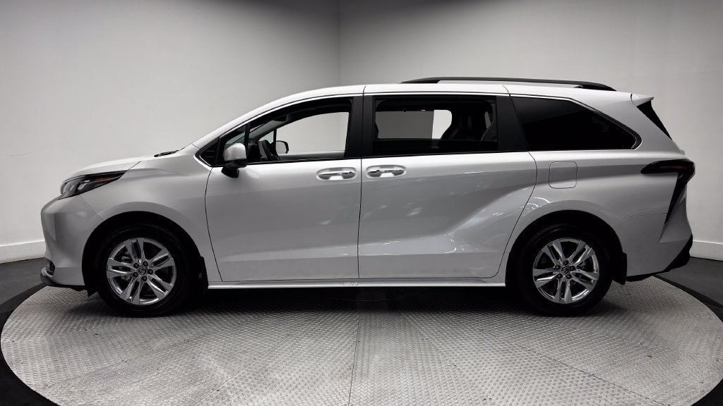 Certified 2026 Toyota Sienna XLE FWD image 4