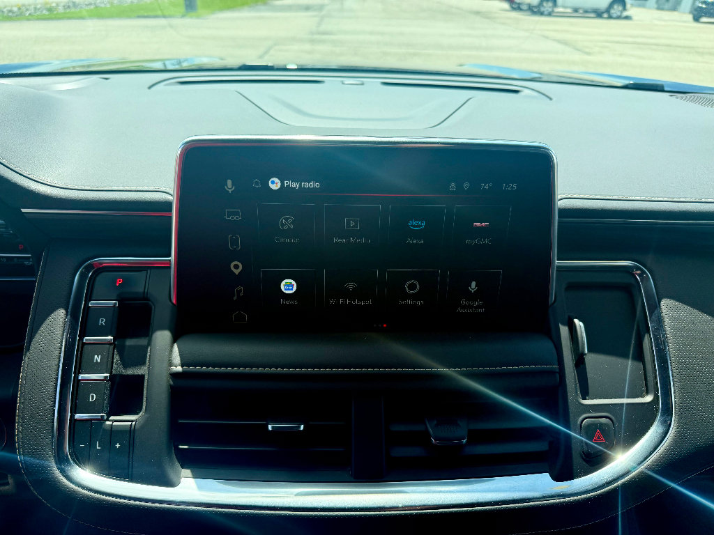 Used 2024 GMC Yukon XL SLT w/ SLT Luxury Package image 17