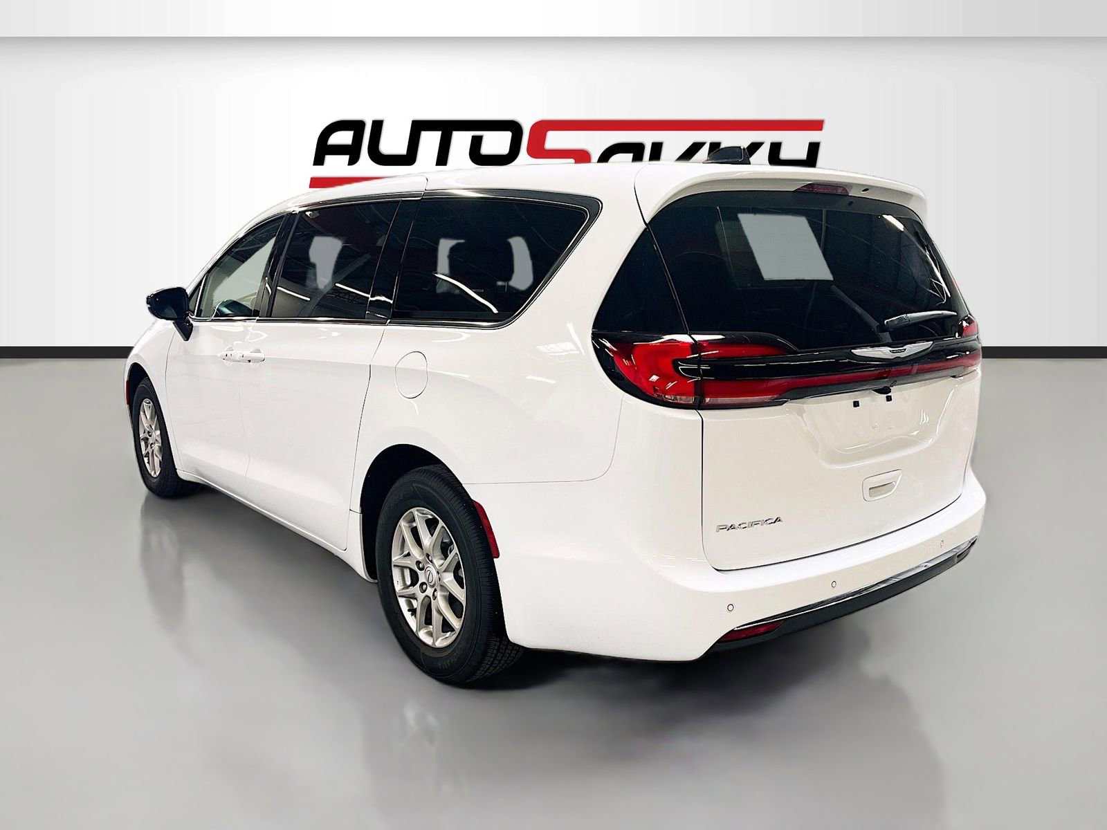 Used 2026 Chrysler Pacifica Select image 5