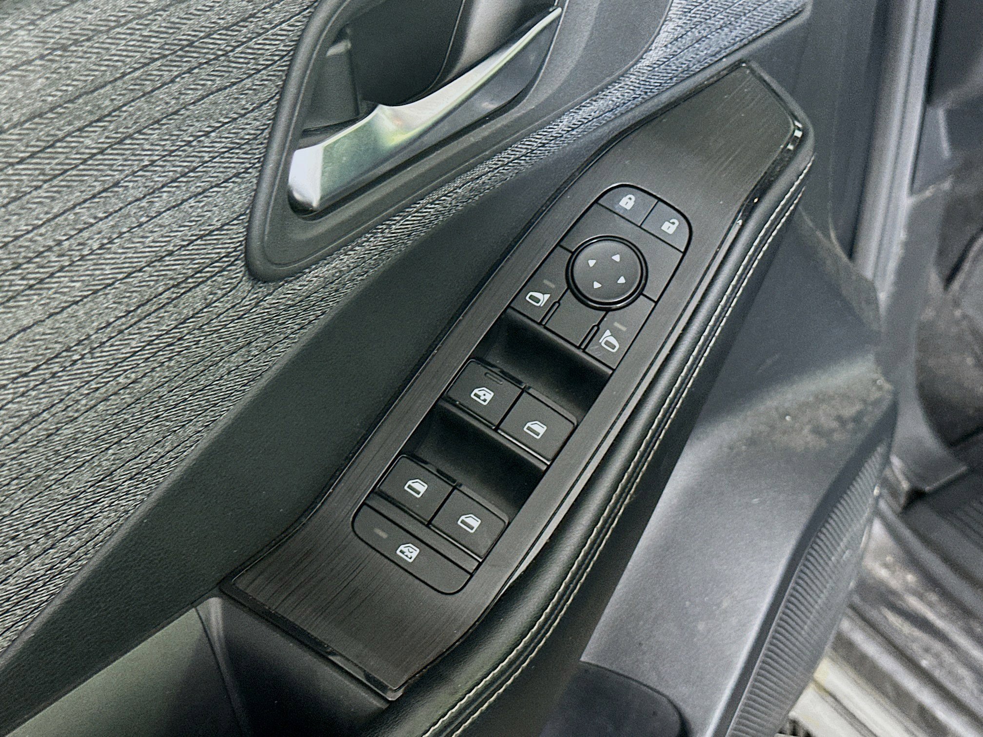 Used 2023 Nissan Rogue SV FWD image 15