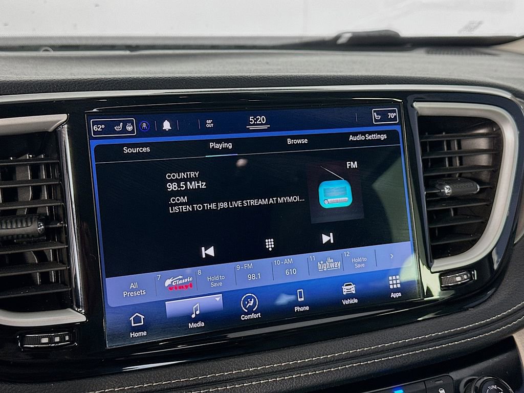 Used 2021 Chrysler Pacifica Touring-L image 14