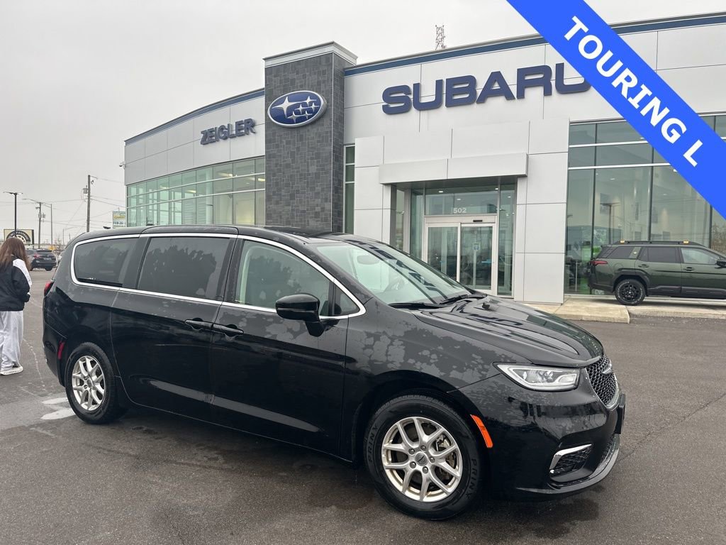 Used 2024 Chrysler Pacifica Touring-L image 1