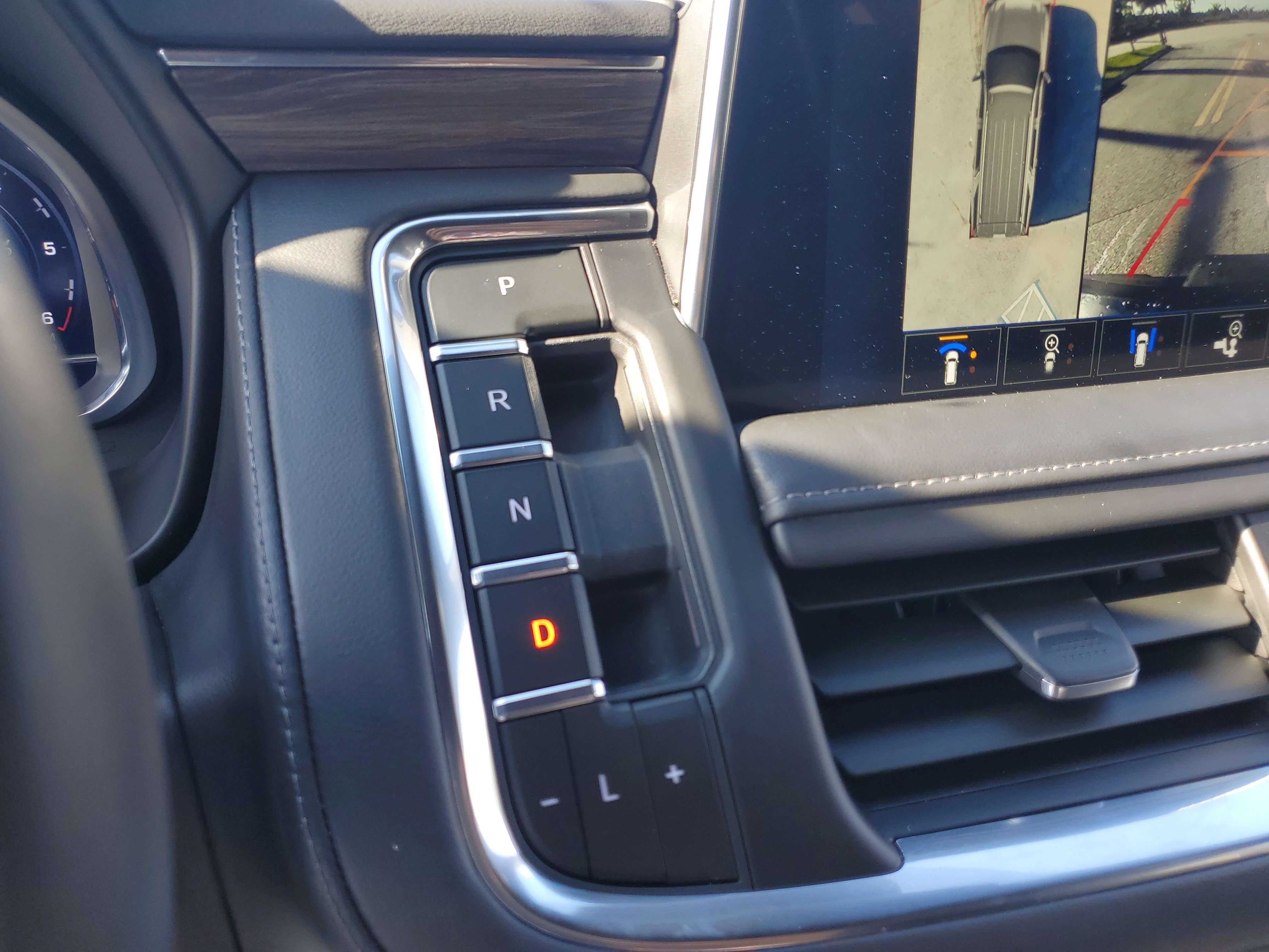 Used 2023 Chevrolet Tahoe Z71 w/ Luxury Package AWD/4WD image 33
