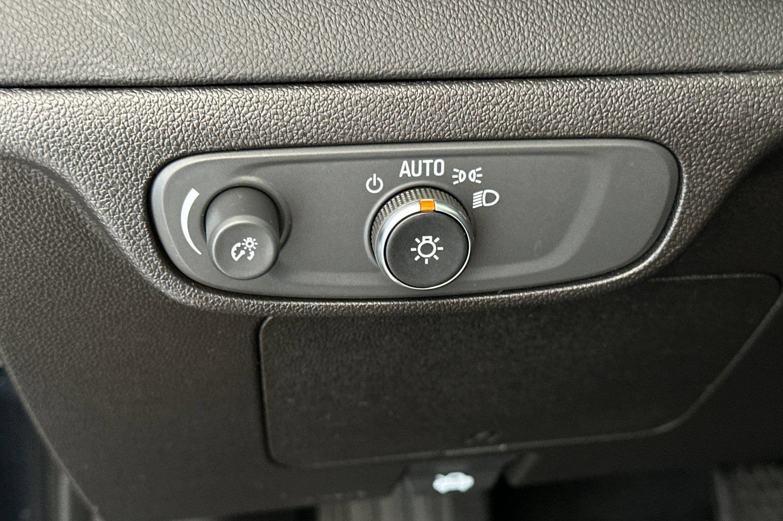 Used 2023 Chevrolet Bolt EUV LT FWD image 34