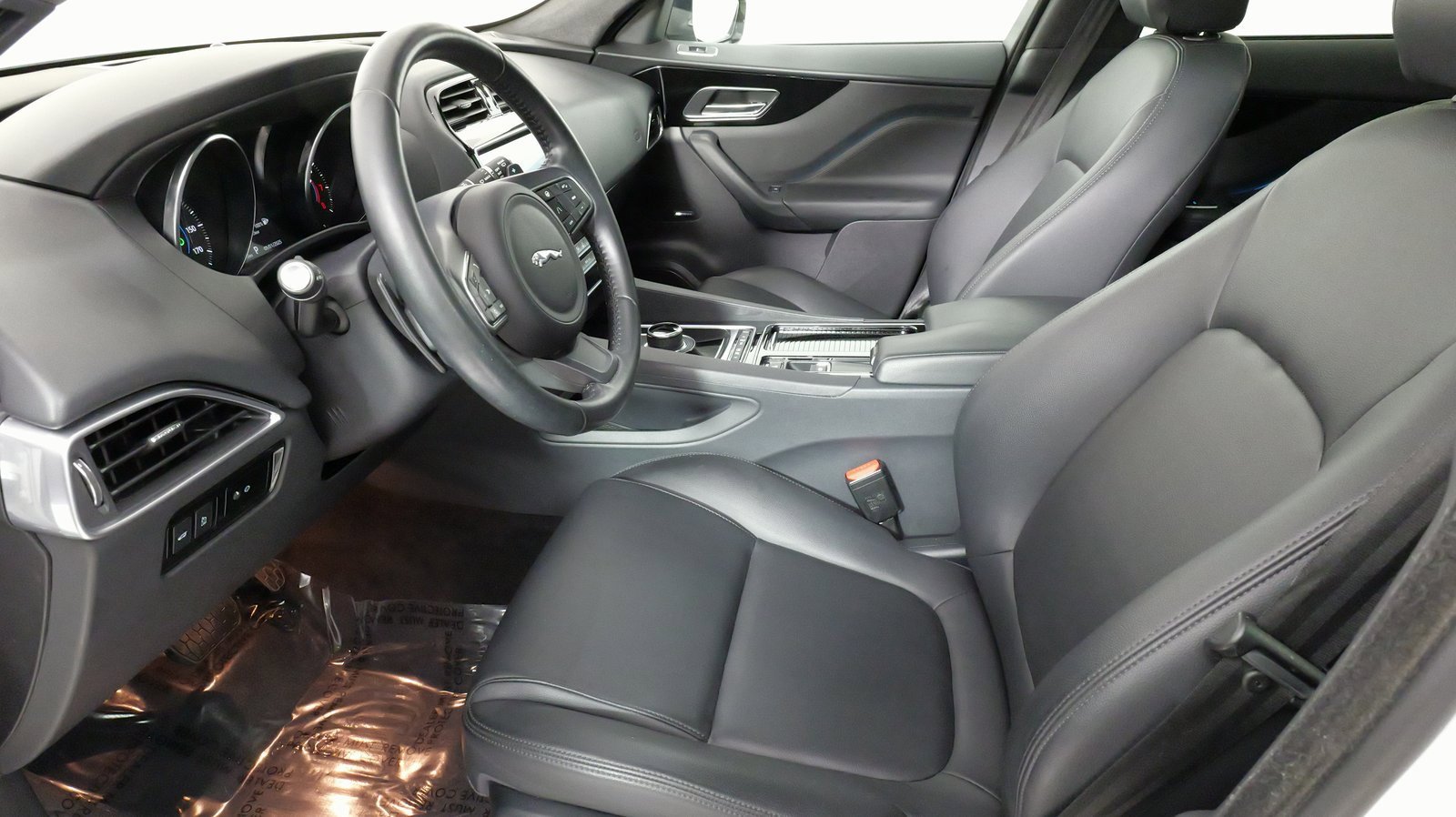 Used 2020 Jaguar F-PACE Premium image 32