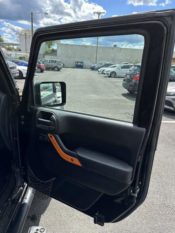 Used 2015 Jeep Wrangler Unlimited Rubicon w/ Connectivity Group AWD/4WD image 12