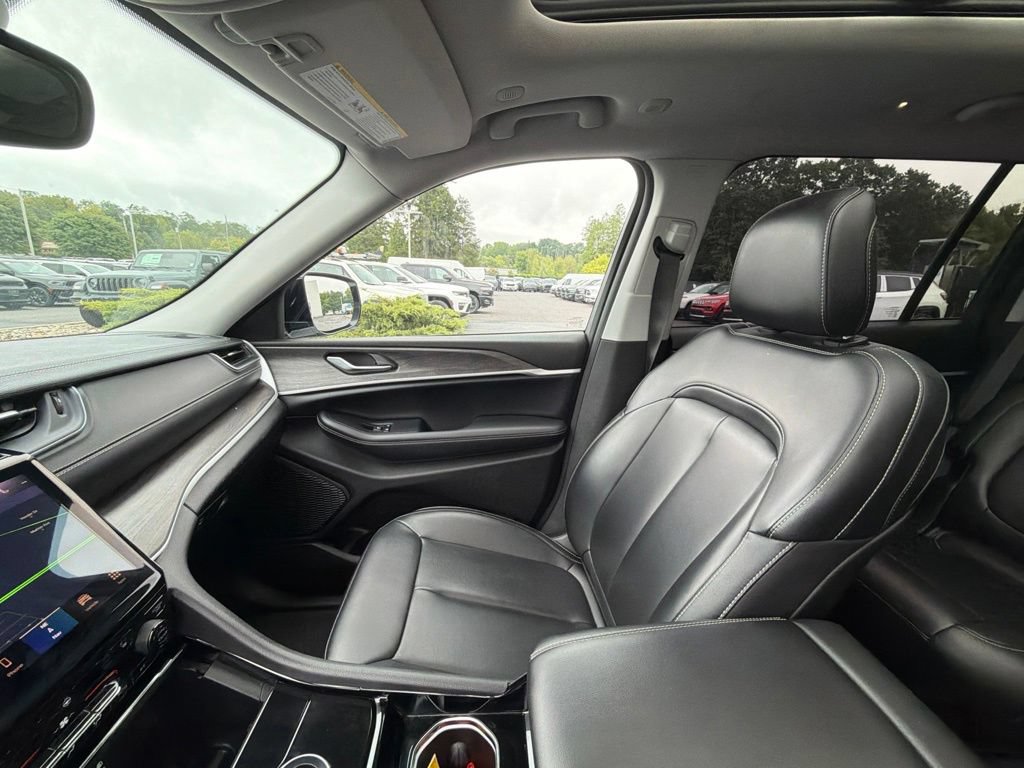 Used 2023 Jeep Grand Cherokee L Limited AWD/4WD image 33