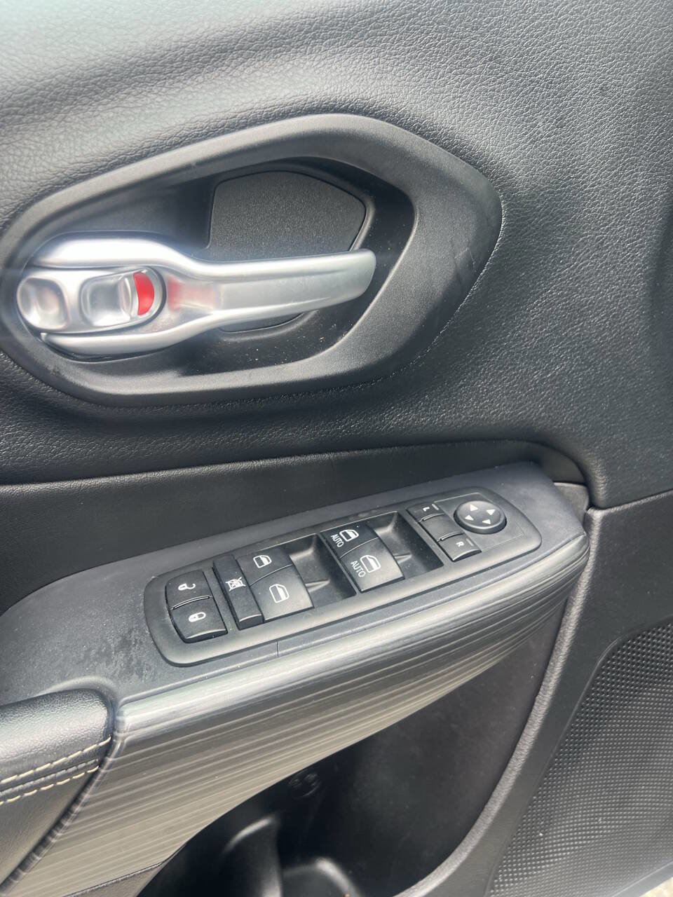 Used 2015 Jeep Cherokee Limited image 11