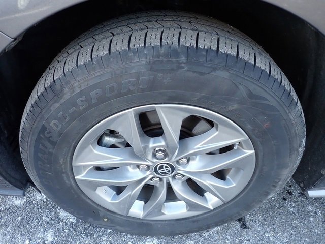 Used 2024 Toyota Sienna XLE image 12