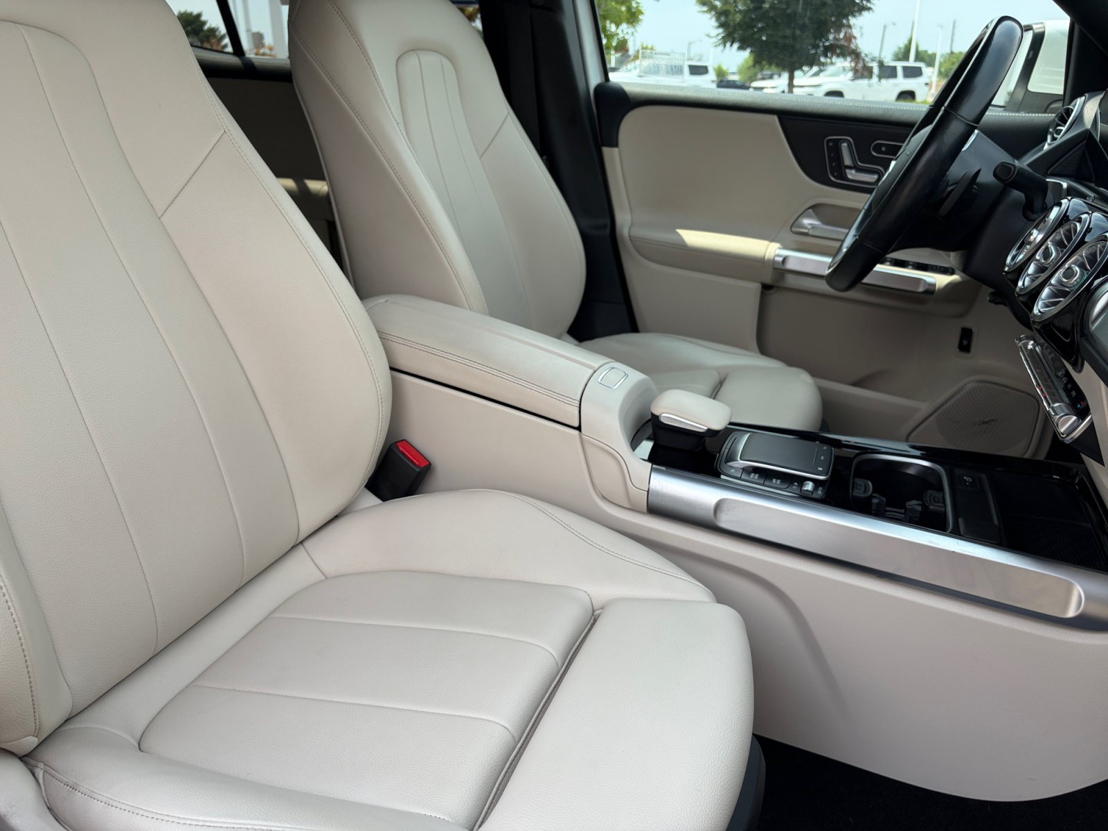 Used 2021 Mercedes-Benz GLB 250 4MATIC image 28
