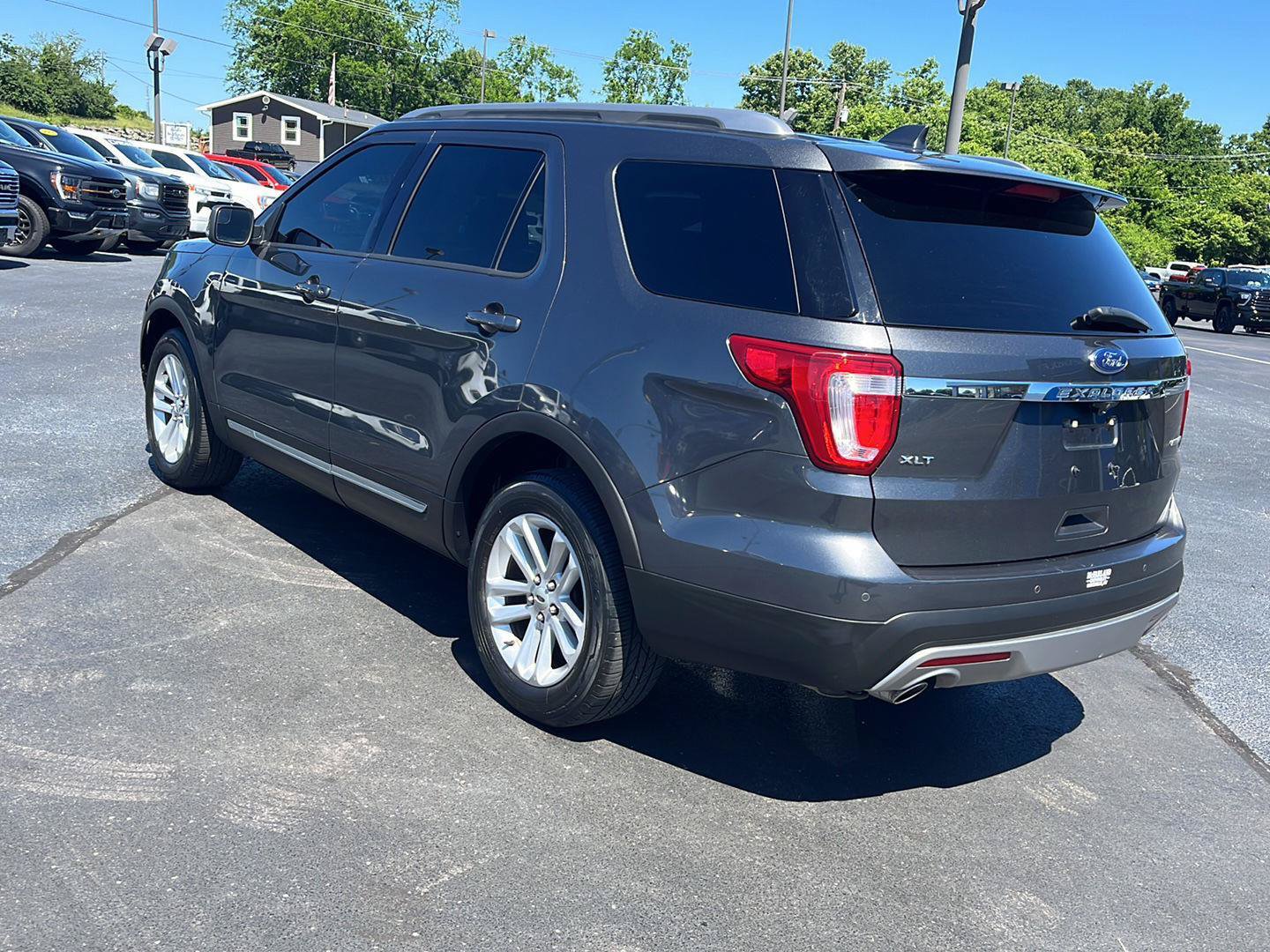 Used 2016 Ford Explorer XLT FWD image 3