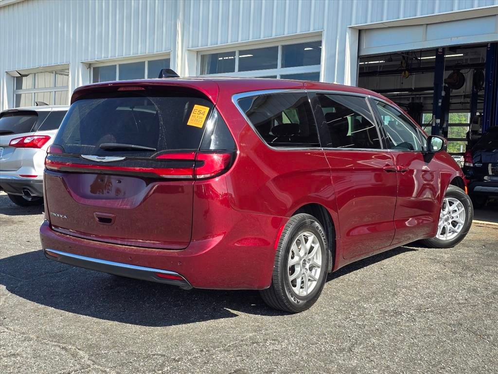 Used 2023 Chrysler Pacifica Touring-L image 15