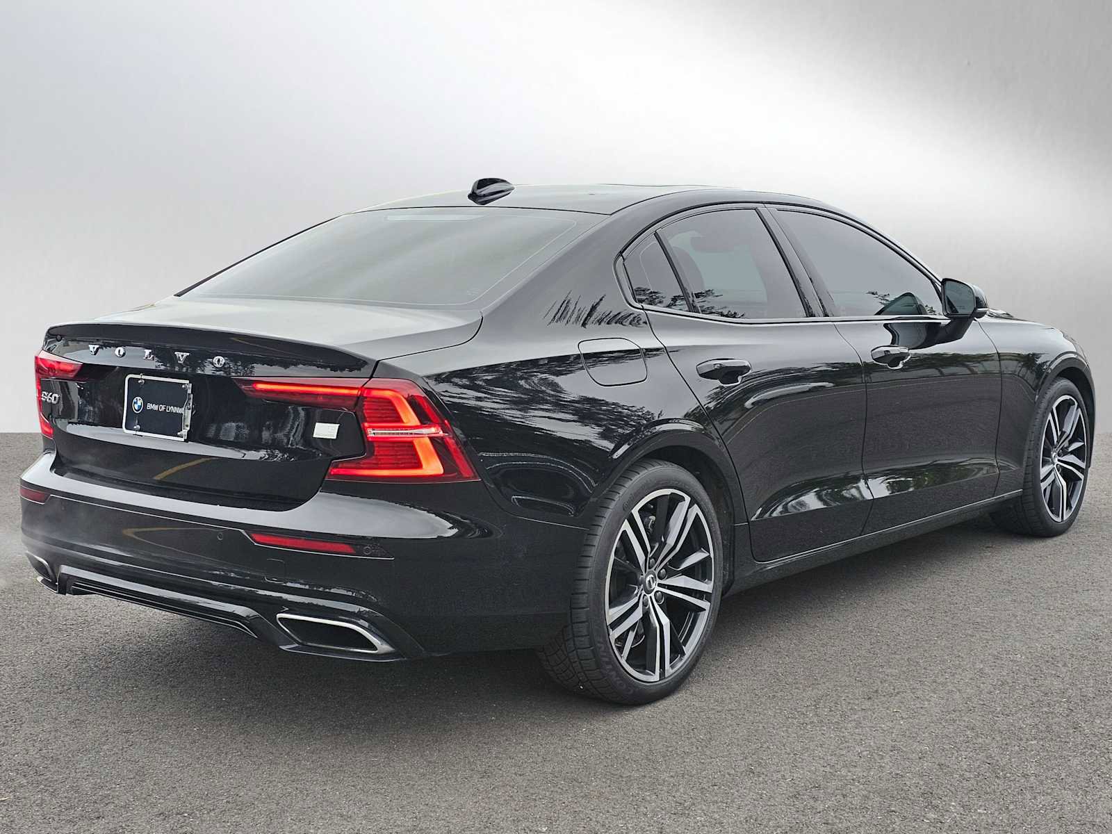 Used 2022 Volvo S60 T8 R-Design Expression w/ Advanced Package image 3