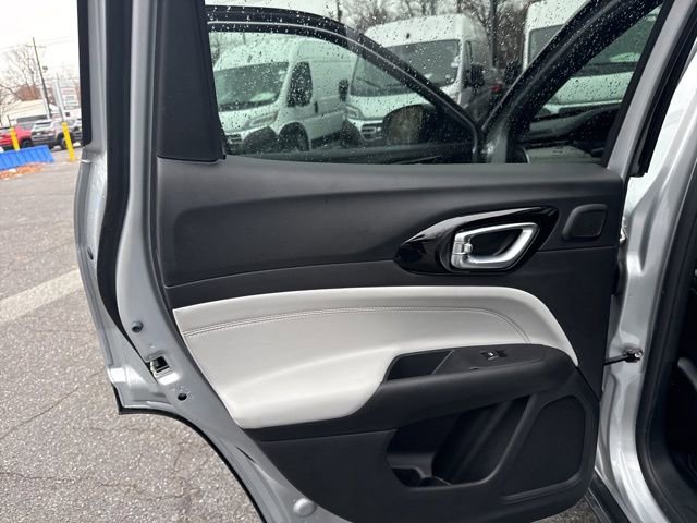 Certified 2025 Jeep Compass Limited w/ Sun & Sound Group image 32