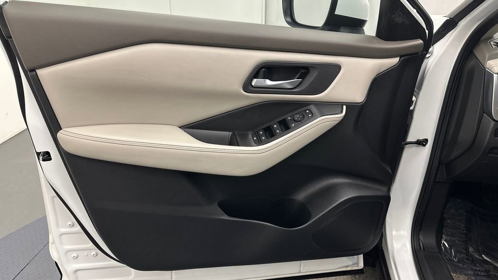 Used 2024 Nissan Rogue SV image 15