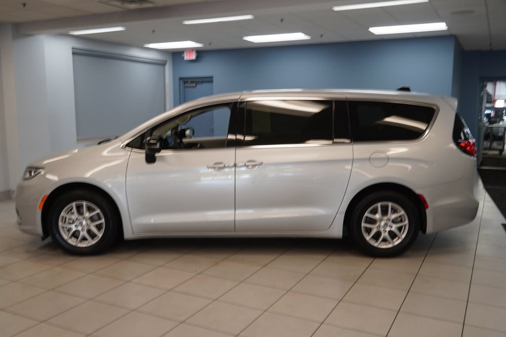 Used 2024 Chrysler Pacifica Touring-L FWD image 2