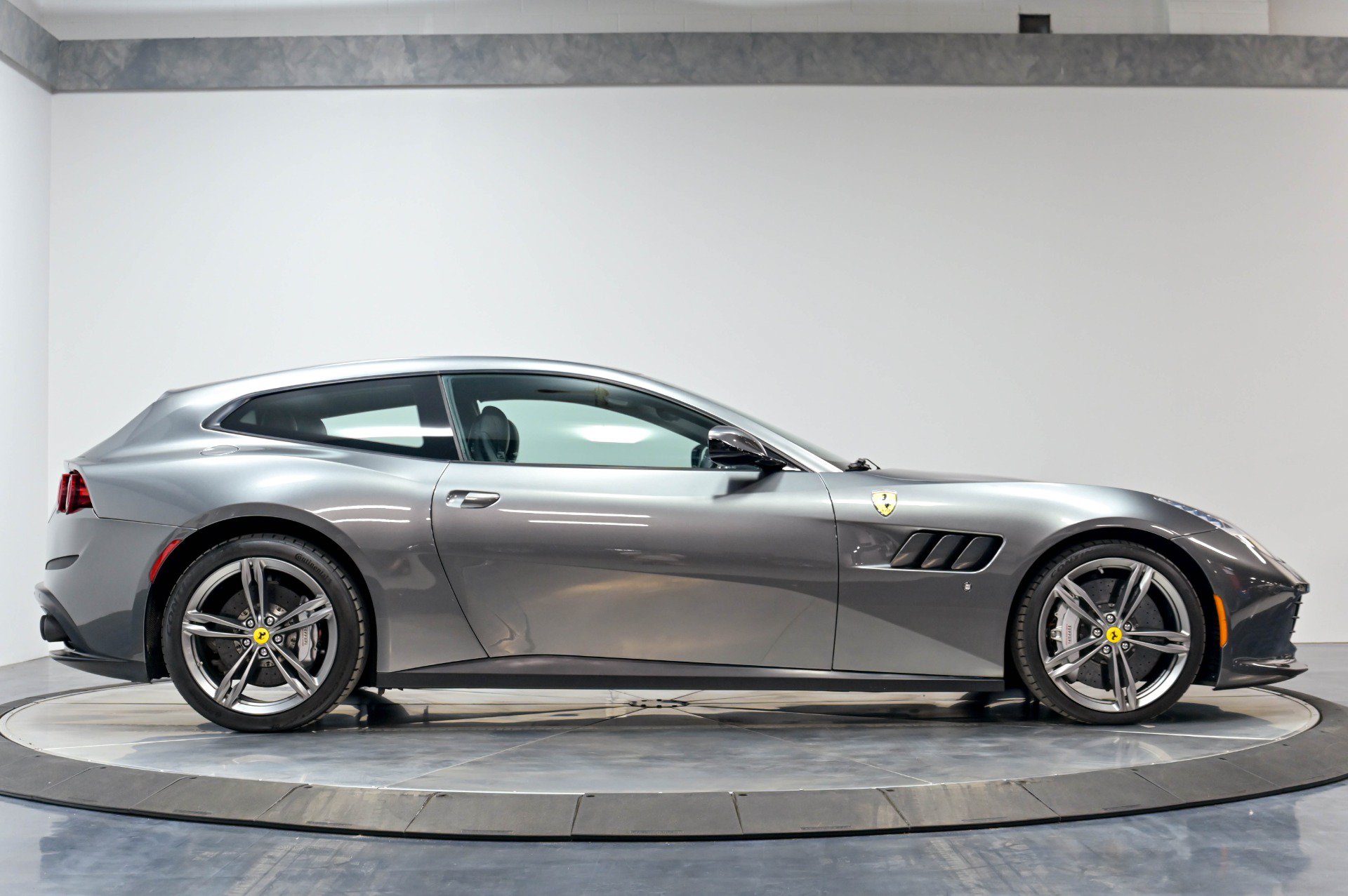 Used 2017 Ferrari GTC4Lusso AWD/4WD image 20