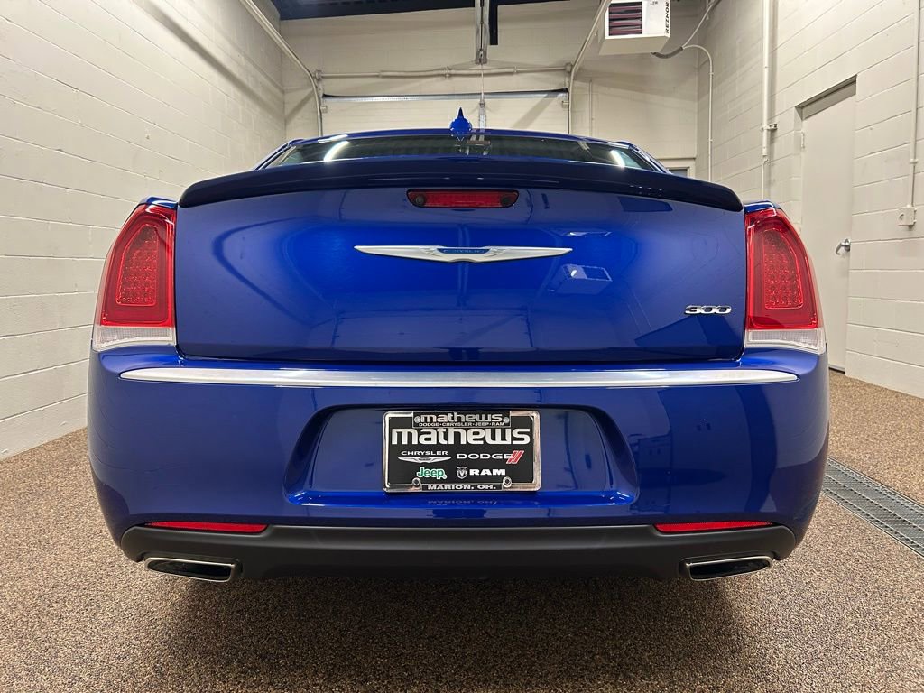 Used 2021 Chrysler 300 Touring w/ Chrome Appearance Package image 3
