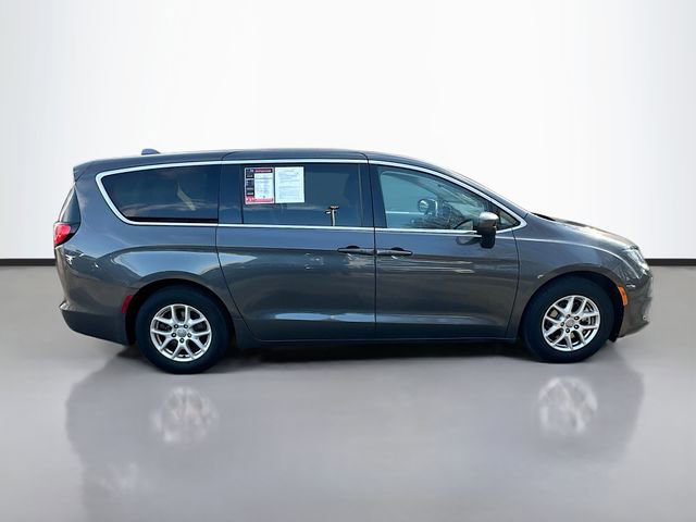 Used 2017 Chrysler Pacifica Touring image 5