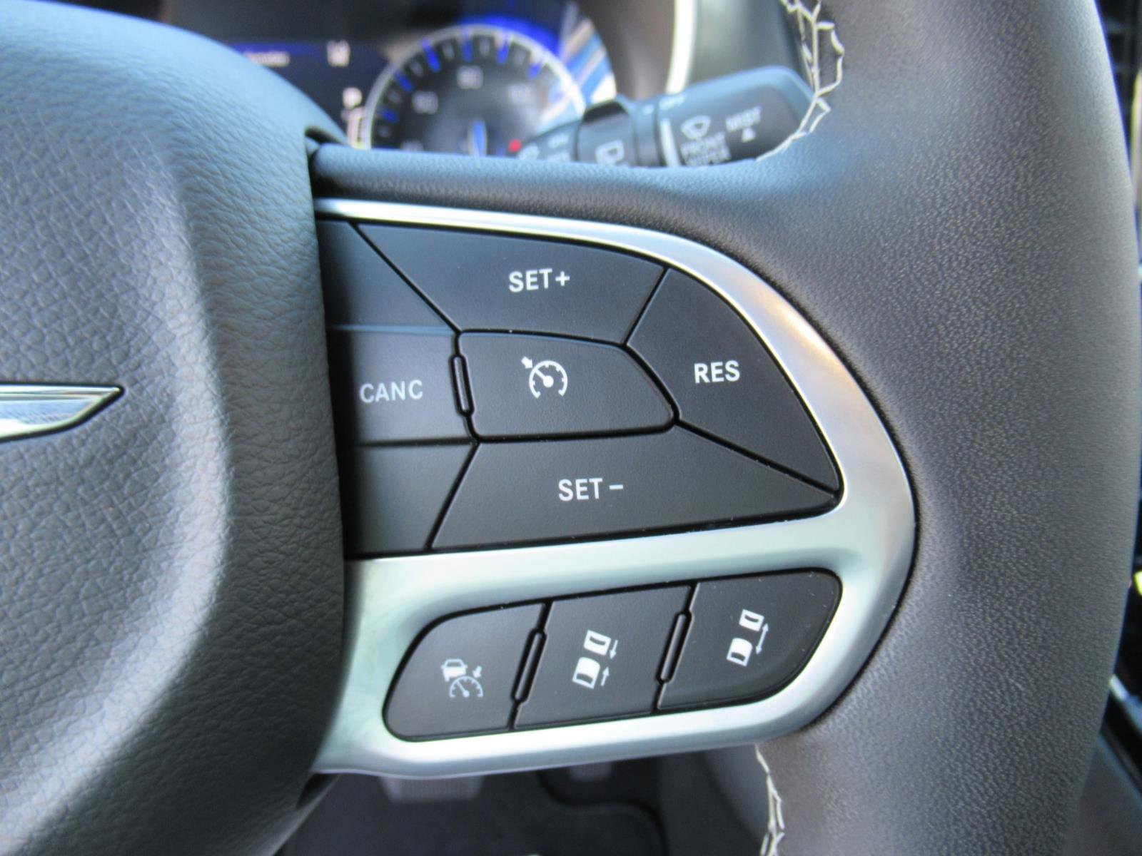 Used 2025 Chrysler Pacifica Select FWD image 21