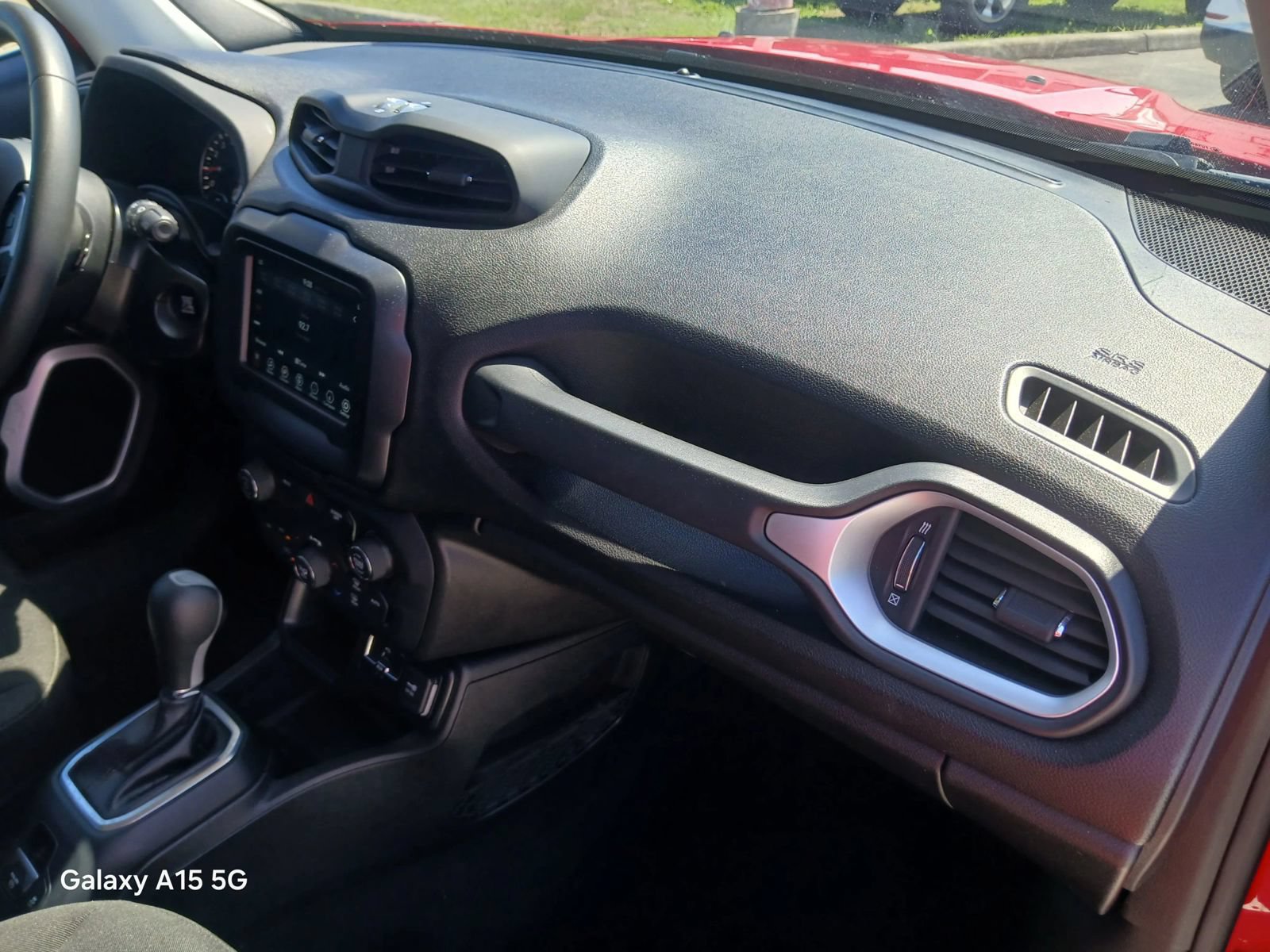 Used 2019 Jeep Renegade Latitude FWD image 14