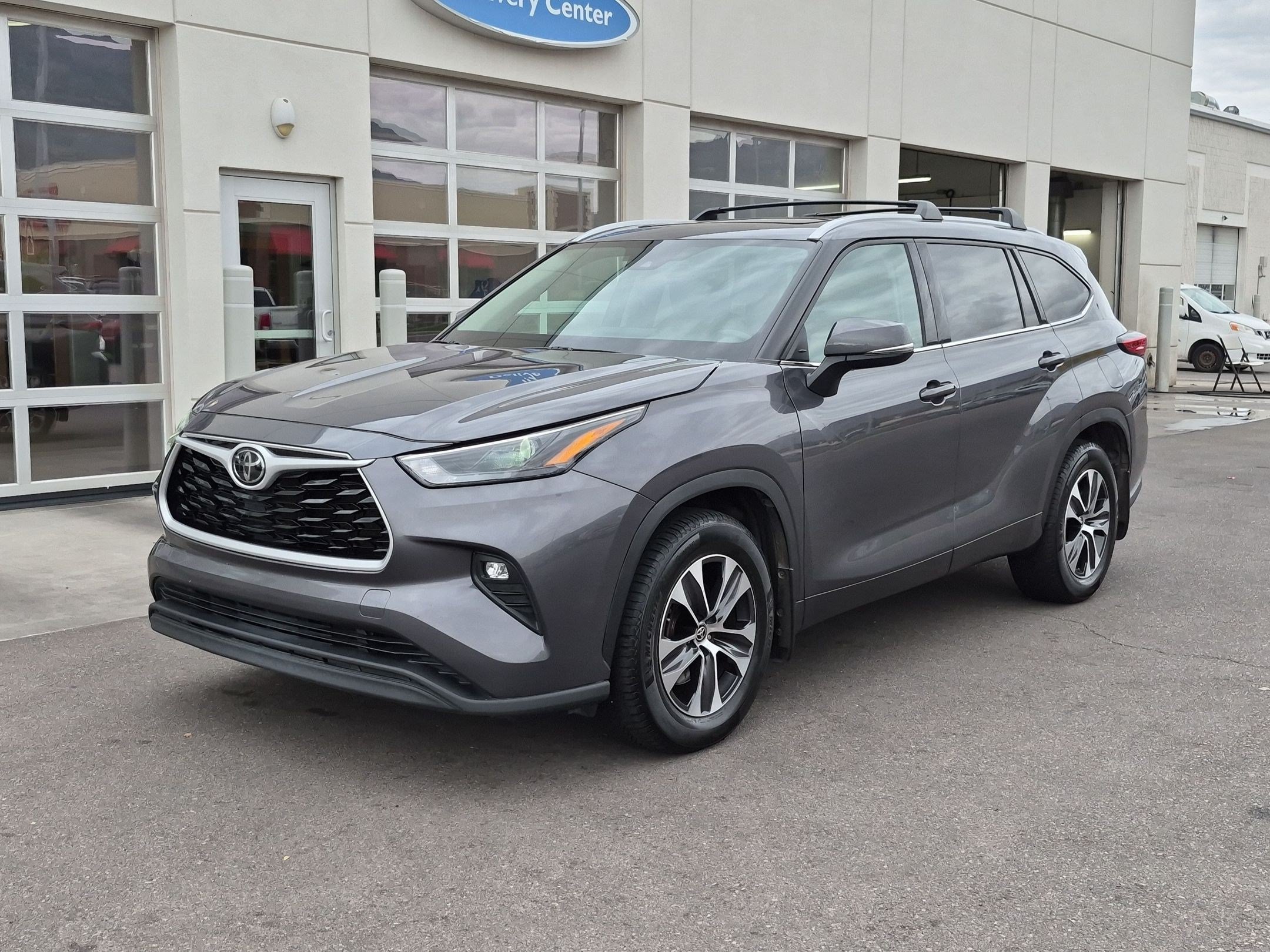Used 2022 Toyota Highlander XLE AWD/4WD image 10