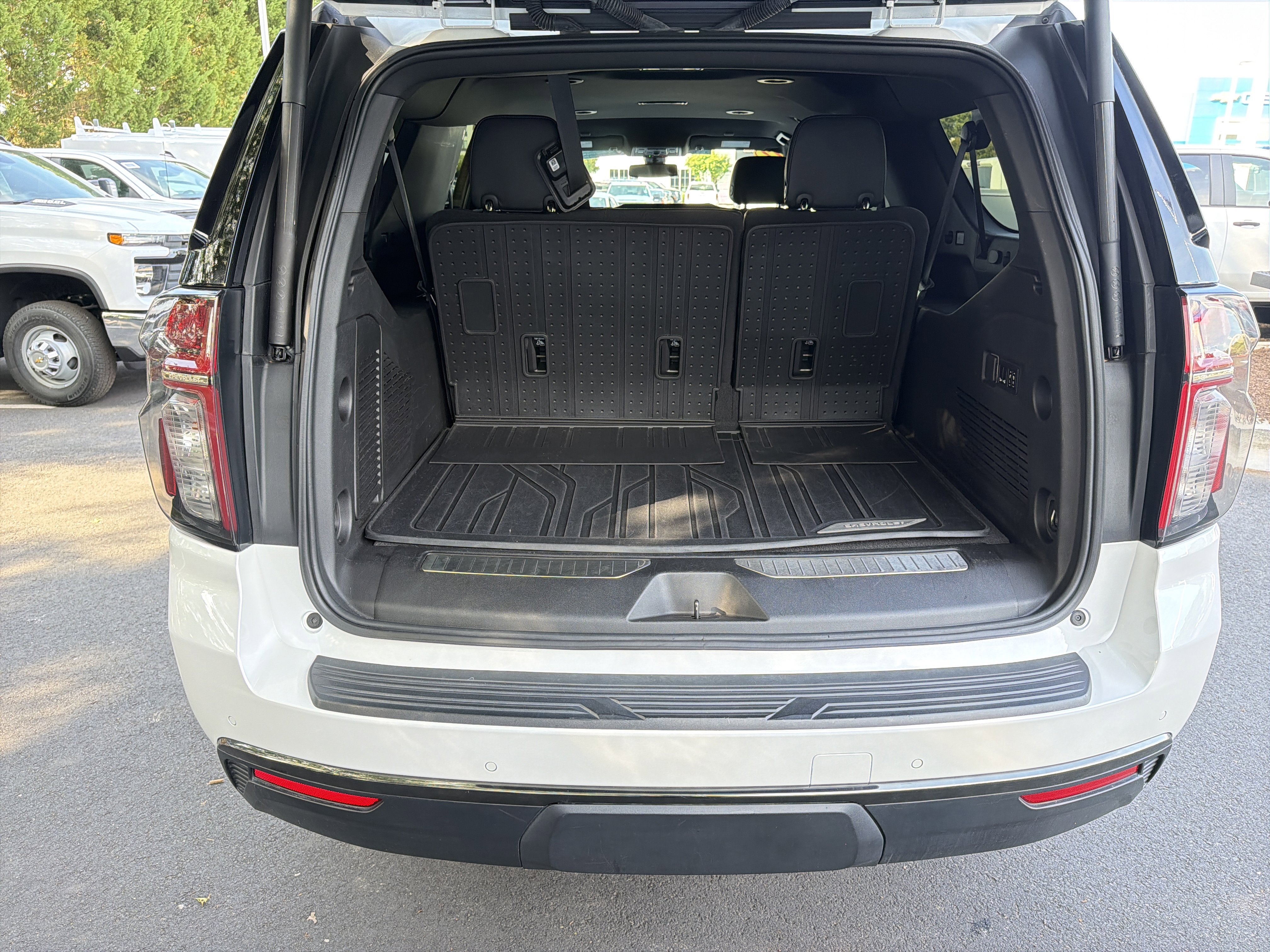 Used 2022 Chevrolet Suburban Z71 w/ Luxury Package AWD/4WD image 32