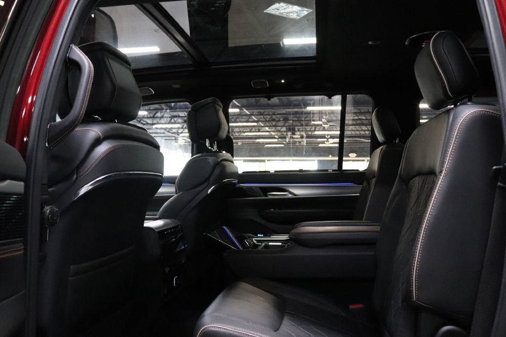 Used 2023 Jeep Grand Wagoneer Series III image 15