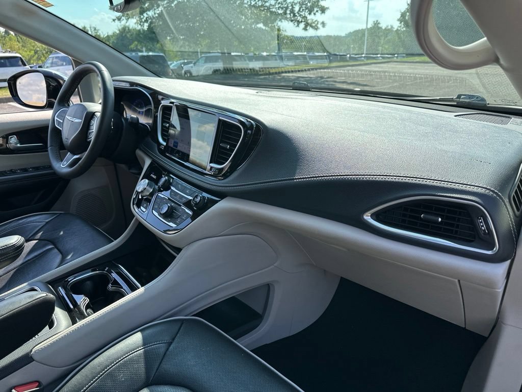 Used 2023 Chrysler Pacifica Limited FWD image 24