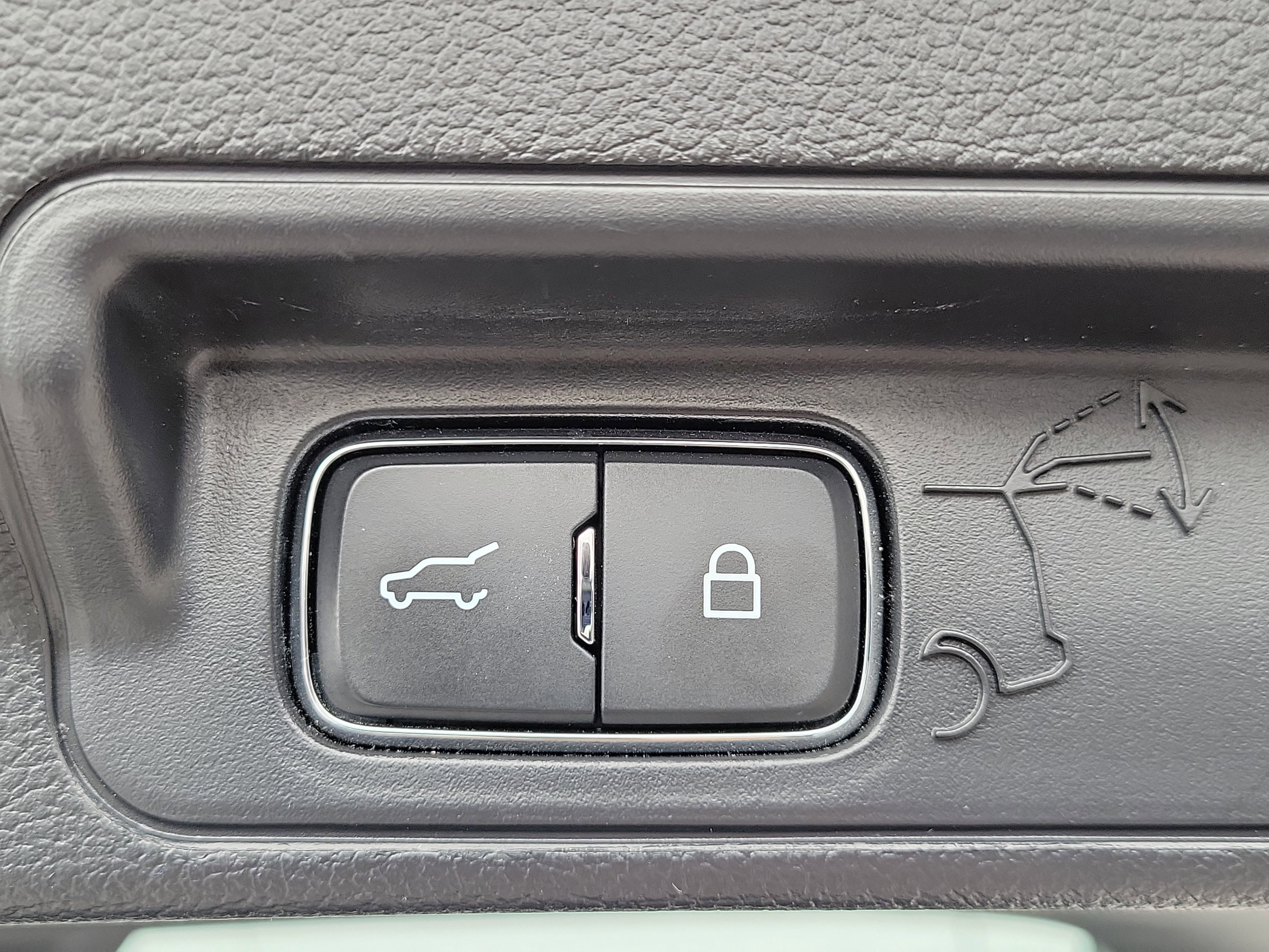 Used 2022 Ford Explorer XLT w/ Equipment Group 202A image 9