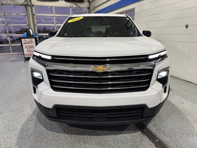 Used 2025 Chevrolet Traverse LT image 3