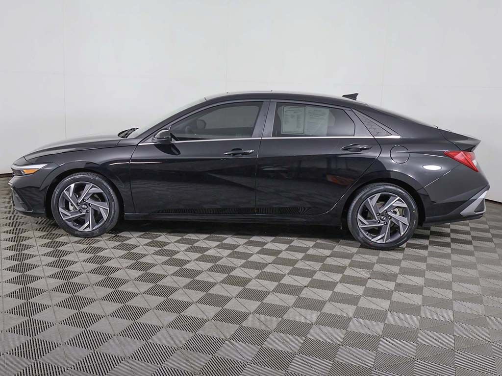 Used 2025 Hyundai Elantra SEL FWD image 18