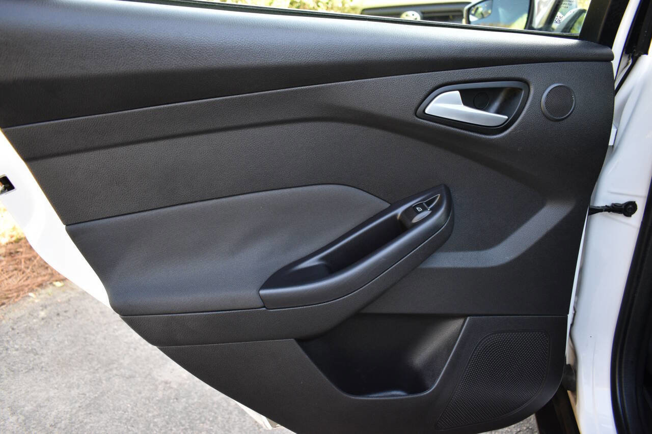 Used 2013 Ford Focus Titanium w/ Titanium Handling Pkg image 14