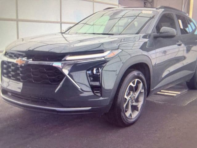 Used 2025 Chevrolet Trax LT FWD image 4