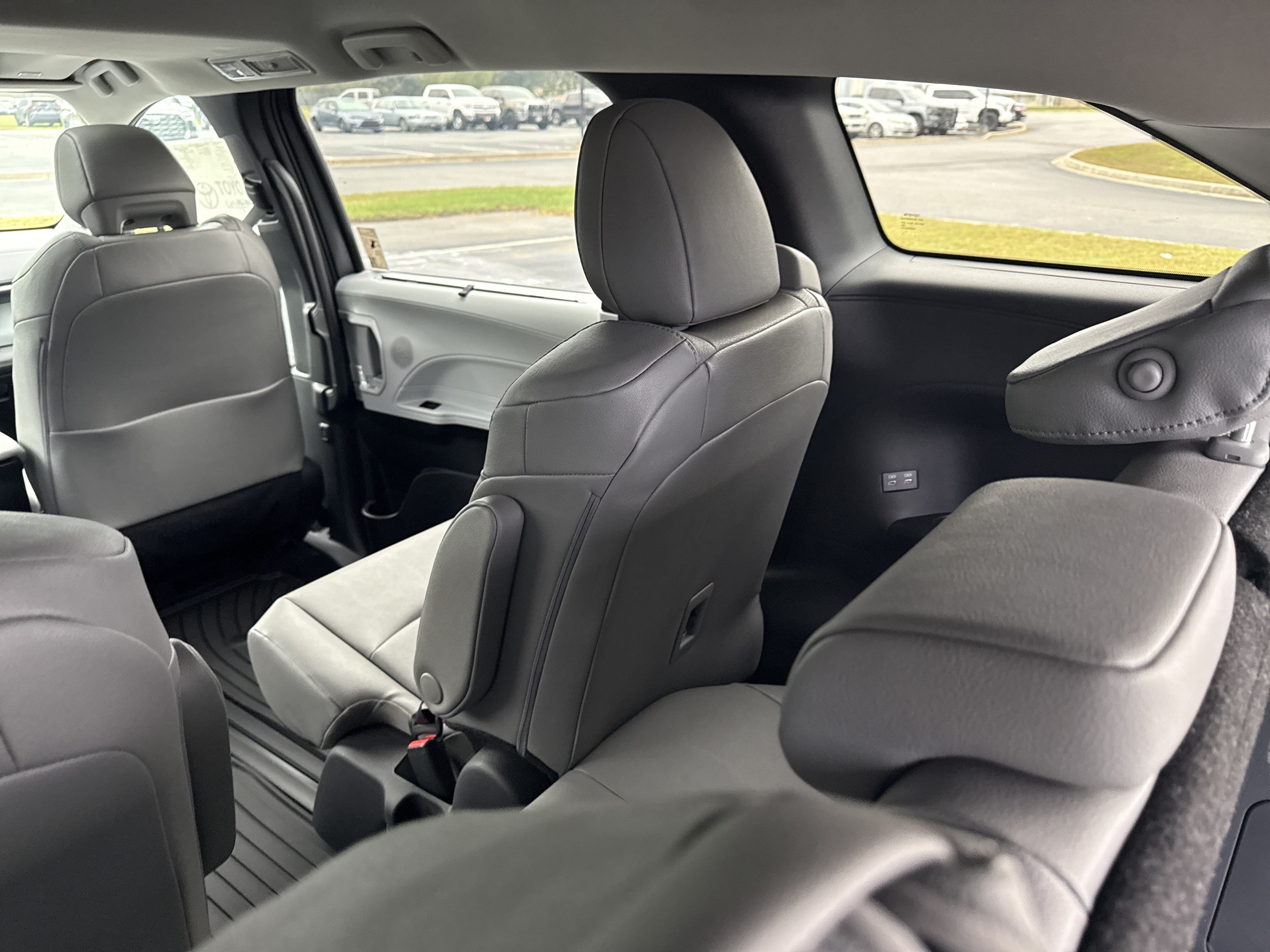 New 2025 Toyota Sienna XLE w/ XLE Plus Package FWD image 31