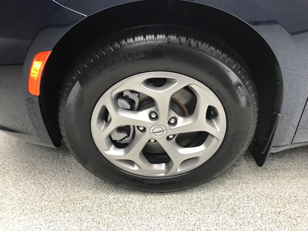 Used 2024 Chrysler Pacifica Limited w/ Uconnect Theater Family Group image 7